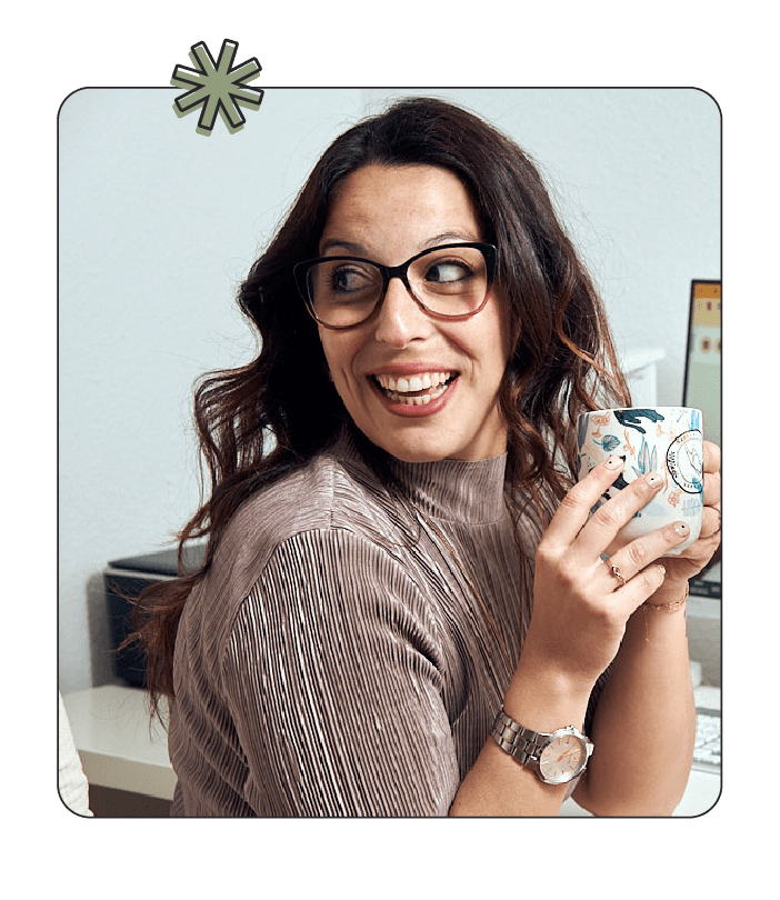 imagen de servicios - sonia trabajando en servicios de posicionamiento web