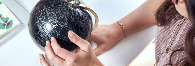 imagen de servicios - sonia con la bola del mundo trabajando visibilidad online