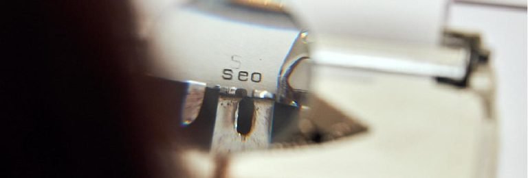 imagen de servicios - sonia escribiendo seo con máquina de escribir
