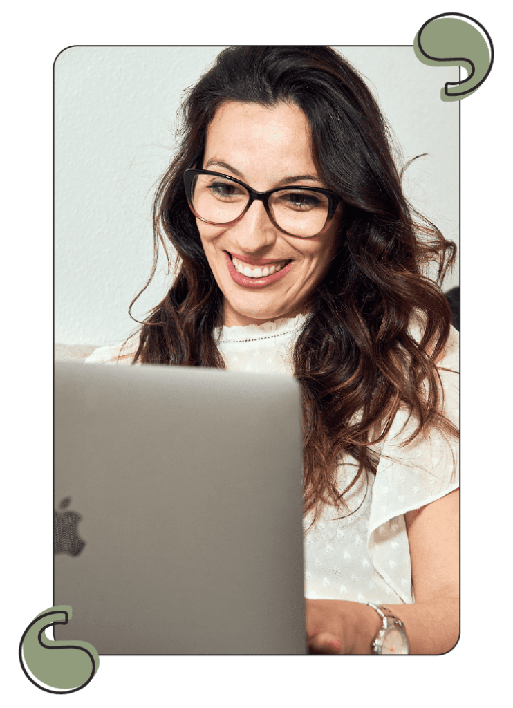 sonia trabajando en un servicio de posicionamiento web seo