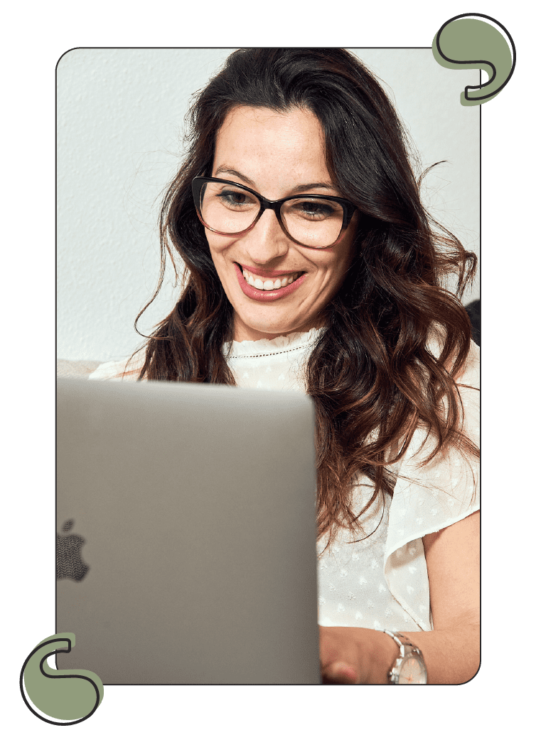 sonia trabajando en un servicio de posicionamiento web seo