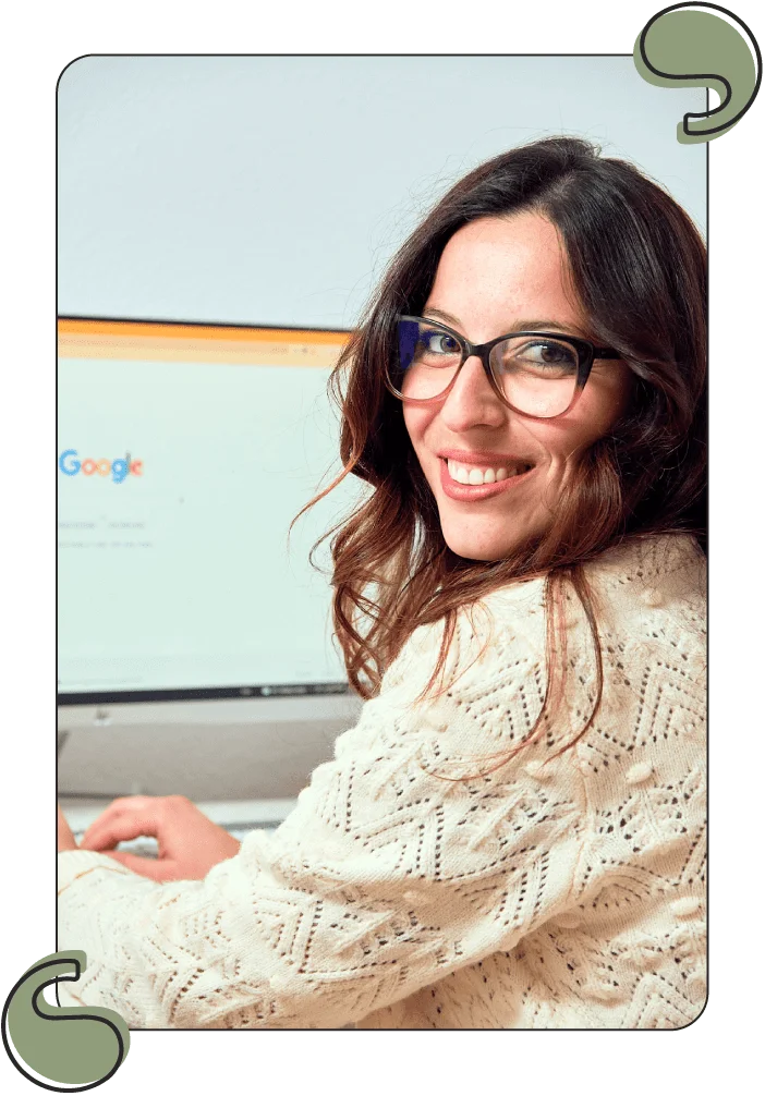 Imagen de la home - Experta SEO - Sonia Coma en el portatil