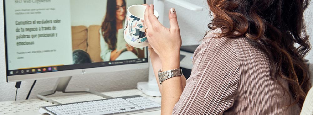 Imagen de página de formaciones y servicios de seo - sonia coma en el escritorio tomando té